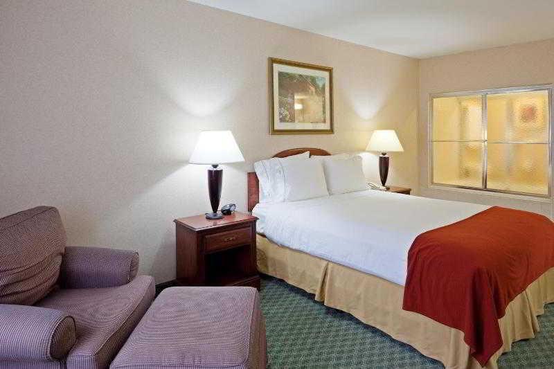 Keene Elm City Hotel, Ascend Hotel Collection Room photo